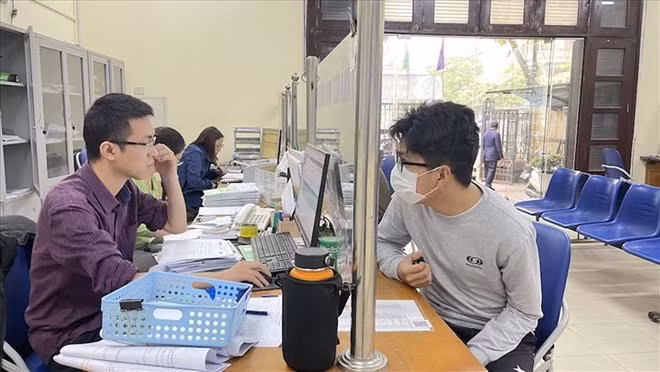 Bảo hiểm xã hội Việt Nam (BHXH) trả lời thắc mắc của bạn đọc về cách tính lương hưu theo chế độ tiền lương khác nhau. Ảnh minh họa: Hà Anh.