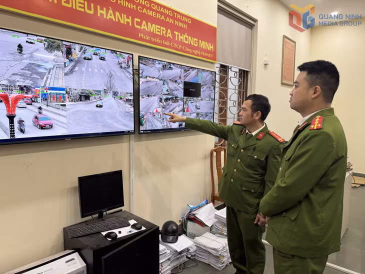 Công an phường Quang Trung (TP Uông Bí) giám sát ANTT qua hệ thống camera trên địa bàn.