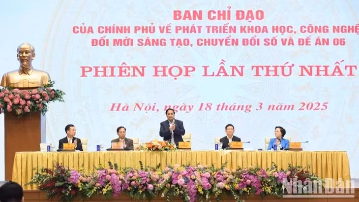 Thủ tướng Phạm Minh Chính và các đồng chí lãnh đạo đồng chủ trì hội nghị. (Ảnh: TRẦN HẢI)