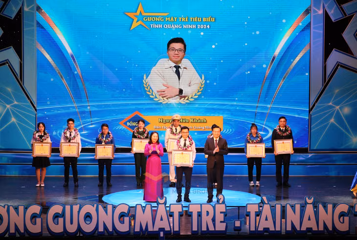Ban tổ chức tuyên dương gương mặt trẻ Nguyễn Hữu Khánh, Biên tập viên, Trung tâm Truyền thông tỉnh Quảng Ninh trong lĩnh vực hoạt động xã hội.