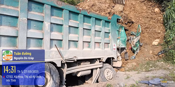 Cabin ô tô bẹp dúm sau va chạm