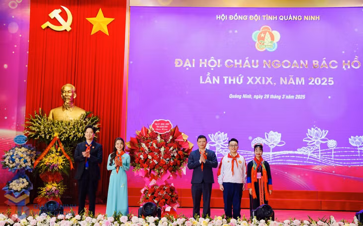 Đồng chí Nghiêm Xuân Cường, Phó Chủ tịch UBND tỉnh tặng hoa chúc mừng Đại hội.