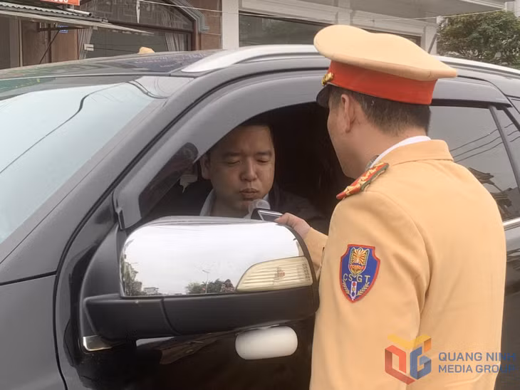 Lực lượng CSGT kiểm tra nồng độ cồn người điều khiển phương tiện tham gia giao thông trên QL18A đoạn đi qua địa bàn TP Hạ Long.