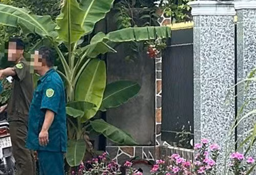 Lực lượng chức năng phong tỏa hiện trường là ngôi nhà có thi thể hai mẹ con. Ảnh: Vĩnh Nam