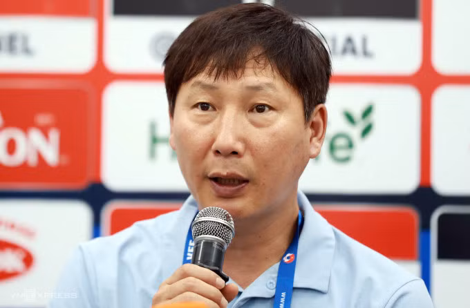 HLV Kim Sang-sik họp báo sau trận Việt Nam thắng Campuchia 2-1, tại phòng họp báo sân Gò Đậu, Bình Dương vào tối 19/3. Ảnh: Đức Đồng