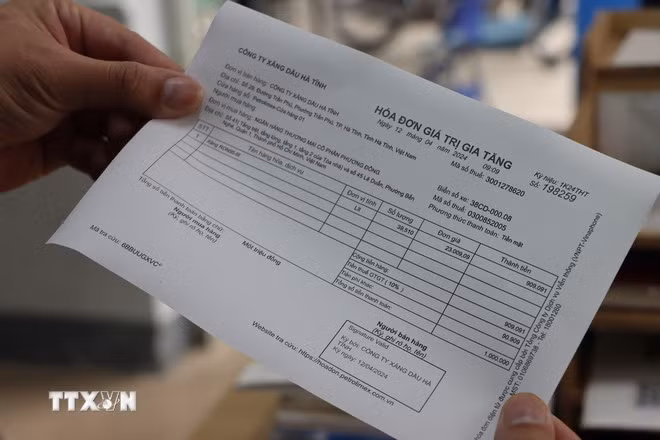 Hóa đơn giá trị gia tăng được xuất cho khách hàng sau mỗi lần bán. (Ảnh: Hoàng Ngà/TTXVN)