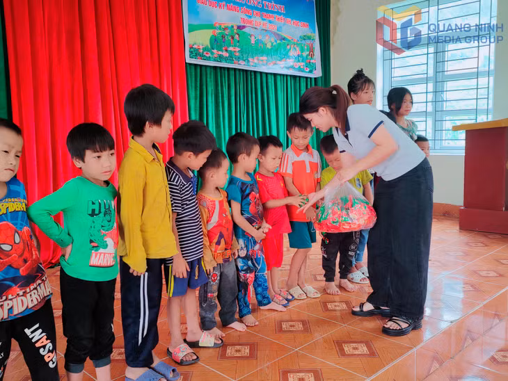 Chị Đinh Ngọc Trang tổ chức sinh hoạt hè năm 2024 cho thiếu nhi trên địa bàn xã.