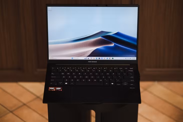Zenbook 14 (UM3406) bản 2025 tại Việt Nam có màu đen với khung kim loại nguyên khối cao cấp.