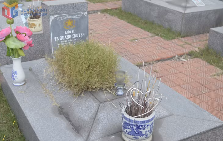 Phần mộ liệt sĩ Tạ Quang Truyện yên nghỉ tại quê hương.