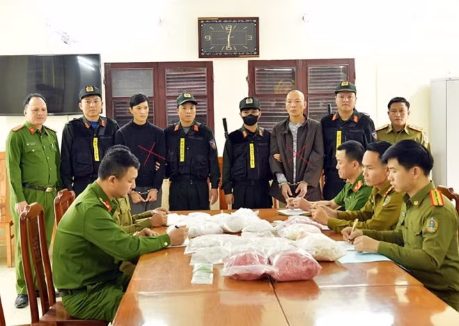 Đối tượng Phạm Lê Tuấn Anh (áo khoác đen) và Đinh Hồng Thuấn (áo dài xám) cùng tang vật ma túy. Ảnh: Công an Quảng Bình