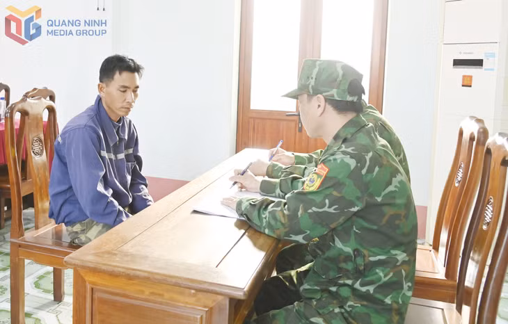 Cán bộ BĐBP lấy lời khai đối tượng Phạm Văn Dung.