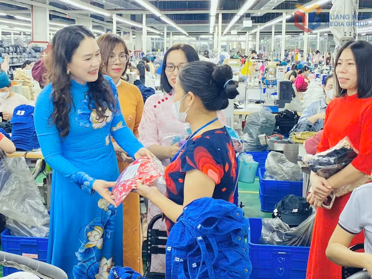 Phó Chủ tịch LĐLĐ tỉnh Hoàng Thị Hồng Phấn trao tặng áo dài cho lao động nữ tại Công ty TNHH Dệt may Weitai Hạ Long (KCN Việt Hưng, TP Hạ Long) dịp 8/3/2025.
