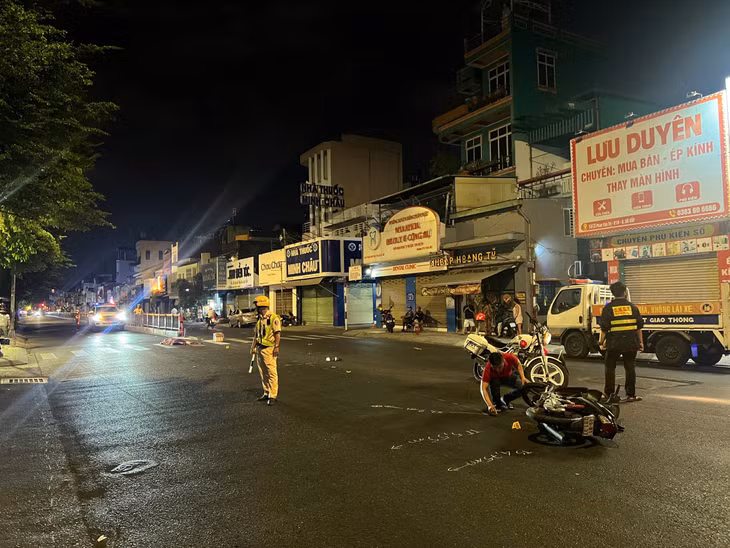 Lực lượng chức năng xử lý hiện trường.