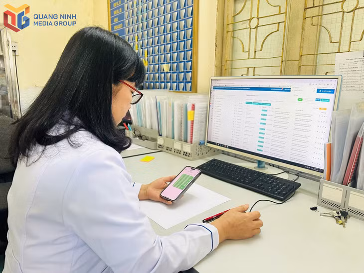 Cán bộ Trạm Y tế phường Hồng Hải (TP Hạ Long) rà soát dữ liệu tiêm chủng của trẻ từ 6 tháng đến dưới 10 tuổi trên phần mềm.