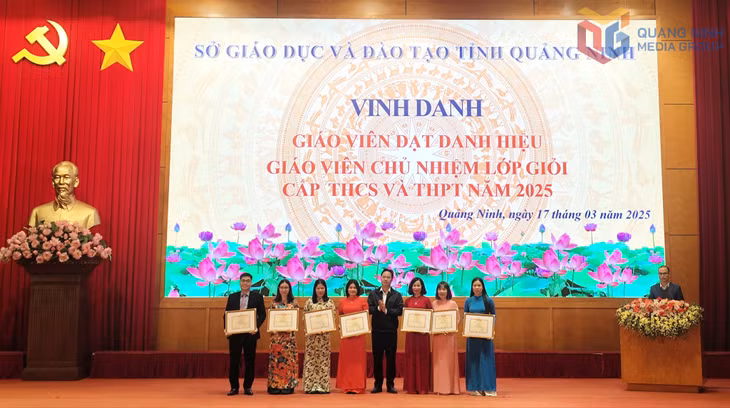 Công đoàn UBND tỉnh trao giấy khen thưởng cho các giáo viên truyền cảm hứng.