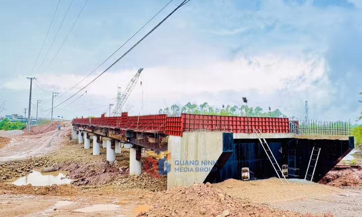 Dự án cầu tràn thôn Tây, xã Dực Yên (Đầm Hà) đã thi công mố, trụ cầu và đổ bê tông bản mặt cầu.