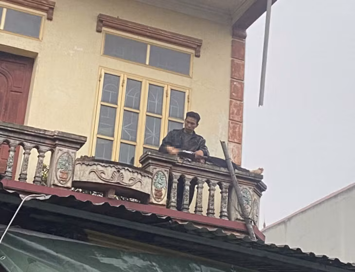 Cháu bé bị đối tượng lạ vào nhà khống chế. Ảnh: XĐ