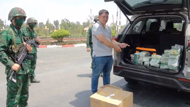 Lực lượng chức năng phát hiện và bắt quả tang đối tượng Võ Văn Mai vận chuyển trái phép 29kg ma túy được ngụy trang dưới dạng túi đựng trà và 12 bánh heroin. Ảnh: Biên phòng cung cấp