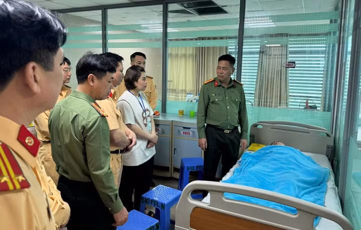Lãnh đạo Công an tỉnh Thái Bình đến thăm Đại úy Ngô Việt Thành đang được cấp cứu, điều trị tại Bệnh viện Đa khoa tỉnh Thái Bình.