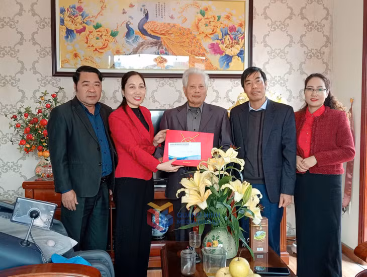 Đoàn đến thăm hỏi sức khỏe, động viên nghệ sỹ sân khấu Nguyễn Đức Nhuần.