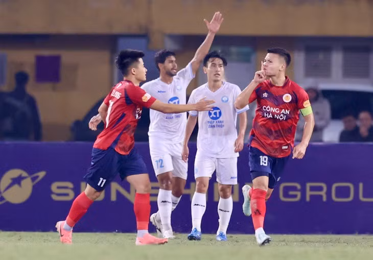 Quang Hải ăn mừng bàn thắng gỡ hoà 1-1 cho CAHN - Ảnh: MINH ĐỨC