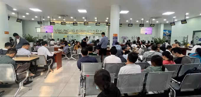 Người dân đi làm thủ tục đất đai tại Chi nhánh văn phòng đăng ký đất đai TP Thủ Đức, tháng 10/2024. Ảnh: Phương Uyên