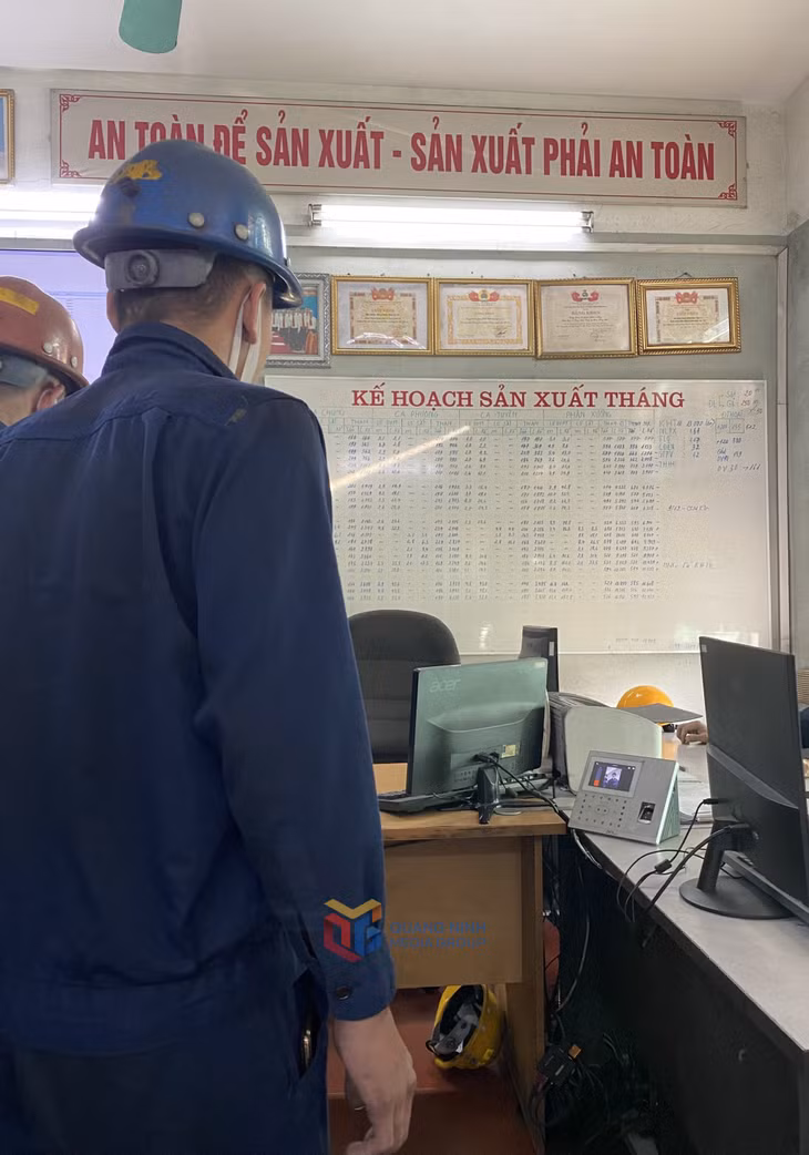 Công nhân Công ty Than Uông Bí - TKV nhật lệnh bằng phần mềm nhận diện khuôn mặt và dấu vân tay.