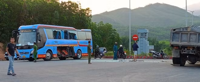 Xe khách chở du khách gặp nạn tại Đà Nẵng. Ảnh: Hoài Sơn