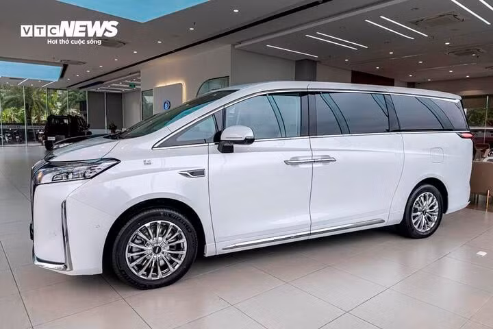 GWM WEY 80 PHEV hiện nay vẫn chưa được công bố giá bán chính thức nhưng theo một số thông tin thì mẫu xe này có thể sẽ có giá bán khoảng 2,8 tỷ đồng. Trong khi đó Toyota Alphard có giá bán hơn 4,5 tỷ đồng và Volkswagen Viloran có giá bán 2,2 tỷ đồng.