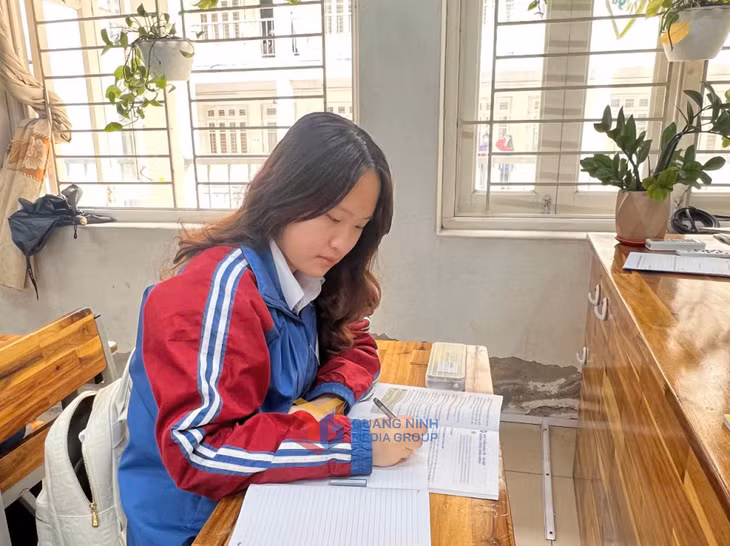 Nguyễn Ngọc Phương Ngân tranh thủ thời gian giải lao trên lớp để ôn lại một số môn học. Ảnh: Nhân vật cung cấp