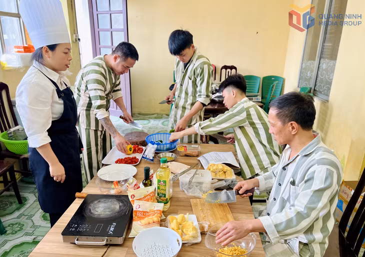 Phạm nhân được dạy nghề nấu ăn.