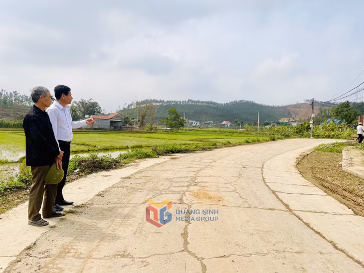 Lãnh đạo phường Thuỷ An (TP Đông Triều) kiểm tra hiện trạng tuyến đường liên xã đi thôn 1 - Vân Giang (xã Nguyễn Huệ).