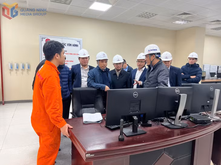 Đoàn công tác của Tập đoàn Điện lực Việt Nam kiểm tra công tác vận hành tại Phòng Điều khiển Trung tâm Nhà máy Nhiệt điện Mông Dương 1. Ảnh đơn vị cung cấp