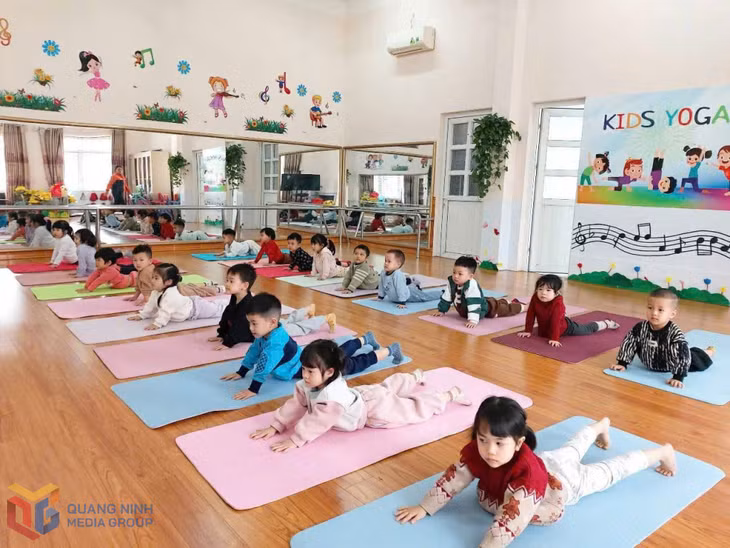 Một tiết học Yoga của lớp Mầm non 5 tuổi, Trường Mầm non Cao Thắng (TP Hạ Long).