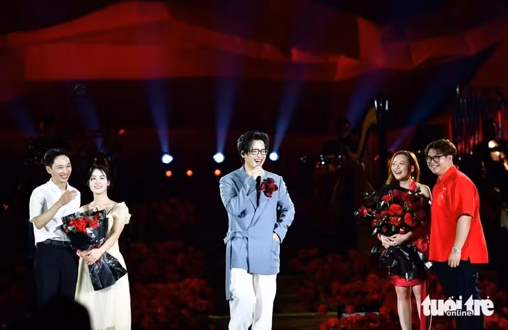 Hà Anh Tuấn nhiệt tình làm ông mai cho các khán giả cầu hôn, nhưng đùa "concert không có cái dịch vụ này đâu nhé" - Ảnh: DUYÊN PHAN