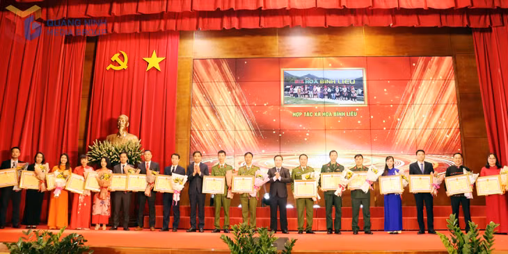 Tỉnh Quảng Ninh khen thưởng các tập thể điển hình trong phong trào thi đua 