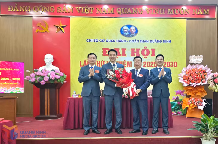 Đồng chí Bí thư Chi bộ khóa IV tặng hoa chúc mừng 03 đồng chí trúng cử Chi ủy khóa V, nhiệm kỳ 2025 - 2030. 