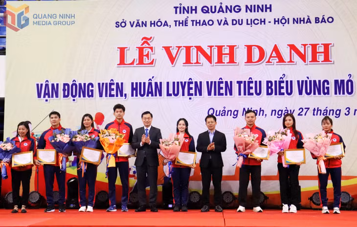 Sở VH-TT&DL phối hợp với Hội Nhà báo tỉnh tổ chức Lễ bầu chọn và vinh danh VĐV, HLV tiêu biểu Vùng mỏ năm 2024. Ảnh: Tạ Quân