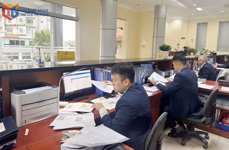 Cán bộ Phòng Giao dịch số 5 Kho bạc Nhà nước khu vực III rà soát chứng từ.