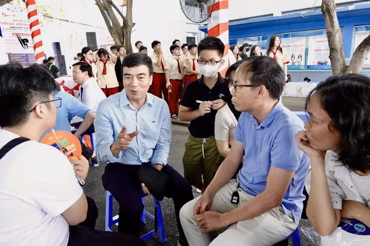 TS Phạm Tấn Hạ TS Phạm Tấn Hạ - phó hiệu trưởng Trường đại học Khoa học xã hội và Nhân văn (Đại học Quốc gia TP.HCM) trả lời câu hỏi của phụ huynh, học sinh - Ảnh: T.T.D.