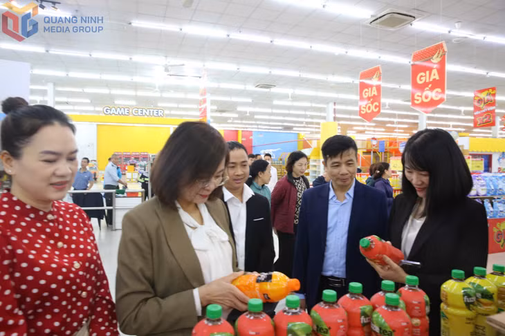 Đoàn công tác Sở Công Thương kiểm tra hàng hóa tại Siêu thị Lan Chi Mart - Chi nhánh TX Quảng Yên.