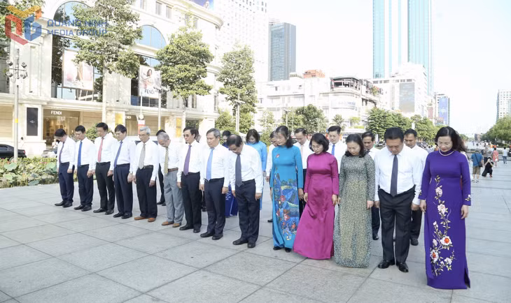 Đoàn đại biểu tỉnh Quảng Ninh dành một phút măc niệm tưởng nhớ công ơn của Chủ tịch Hồ Chí Minh.