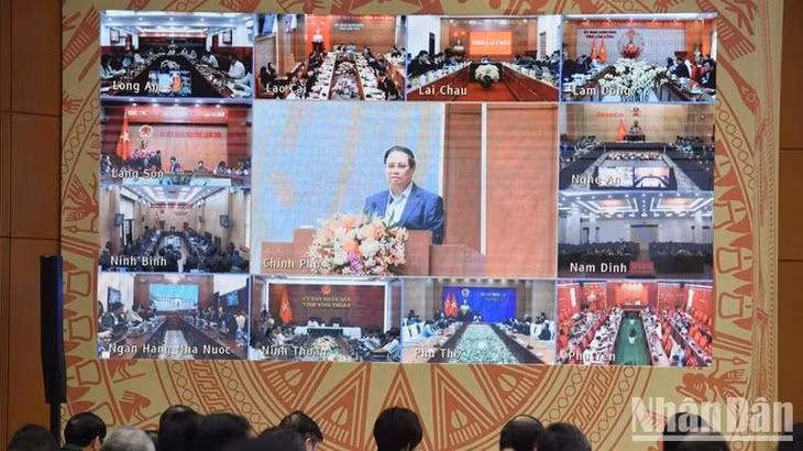 Phiên họp được truyền trực tuyến tới điểm cầu trụ sở các bộ, ngành, địa phương trên cả nước. (Ảnh: TRẦN HẢI)
