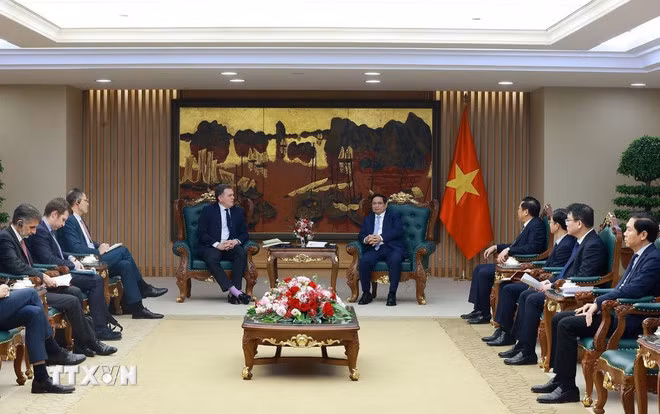 Thủ tướng Phạm Minh Chính tiếp Bộ trưởng Giao thông Pháp Philippe Tabarot. (Ảnh: Dương Giang/TTXVN)