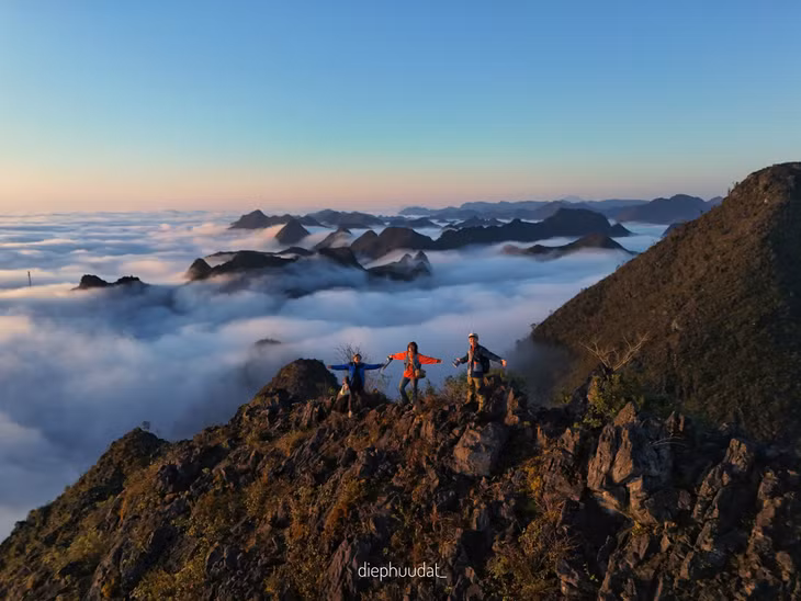 Kể về con đường săn mây Đồng Văn, Đạt cho hay tuyến đường này dễ trơn trượt vì phải đi xe lên cao (leo đồi) đến đoạn không thể đi xe nữa thì sẽ đi bộ. Dò đường bộ trong lúc trời tờ mờ sáng, đến chân núi đá tiếp tục leo vách đá lên càng cao càng tốt để có thể ngắm được cả biển mây.