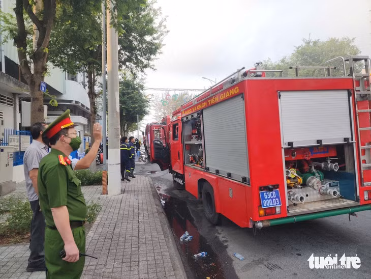 Đại tá Nguyễn Minh Tân - phó giám đốc Công an tỉnh Tiền Giang - đã túc trực tại hiện trường để chỉ huy lực lượng chữa cháy - Ảnh: HOÀI THƯƠNG