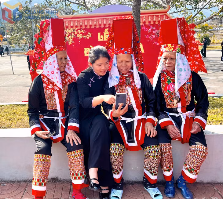 Chị Trang hướng dẫn hội viên người DTTS ứng dụng CNTT trong hoạt động của Hội.