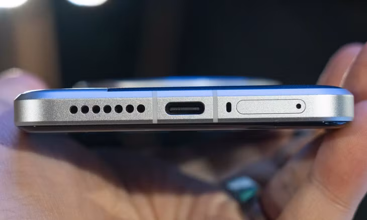 Trên 15 Ultra, Xiaomi đã bỏ đi trang bị cổng hồng ngoại giúp điều khiển thiết bị gia dụng trong nhà ở phía trên máy. Dung lượng pin của máy được nâng lên mức 5.410 mAh, cao hơn một chút so với mức 5.000 mAh của thế hệ trước. Máy vẫn hỗ trợ công nghệ sạc nhanh Xiaomi Adaptive Charge 90 W và sạc không dây 50 W.