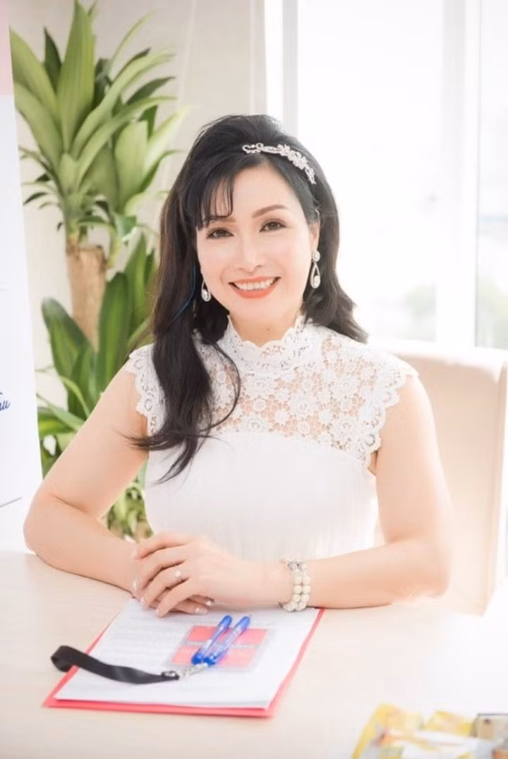 Sau 37 năm đăng quang, Bùi Bích Phương vẫn giữ được hình ảnh đẹp.