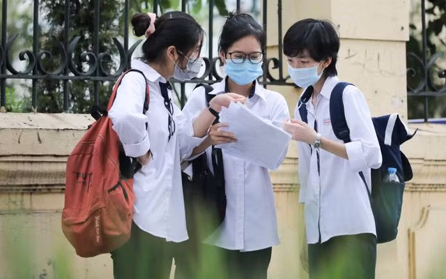 Đề thi tốt nghiệp THPT 2025 sẽ có câu hỏi yêu cầu liên hệ giải quyết thực tiễn - Ảnh 1.